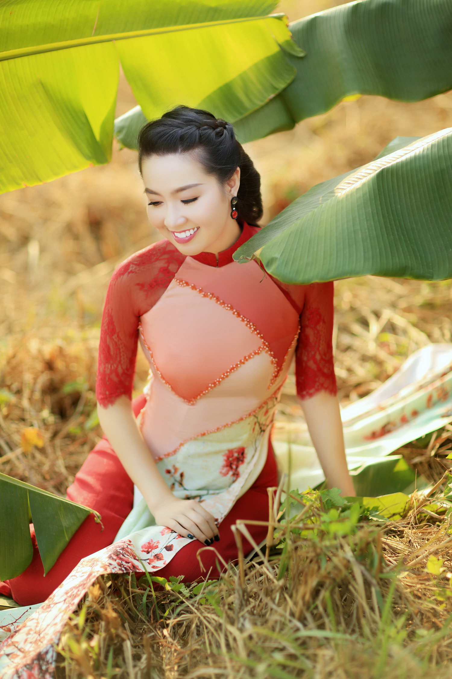 Lê[-]Khánh[-]"đa[-]sắc"[-]trong[-]trang[-]phục[-]áo[-]dài[-]của[-]NTK[-]Việt[-]Hùng